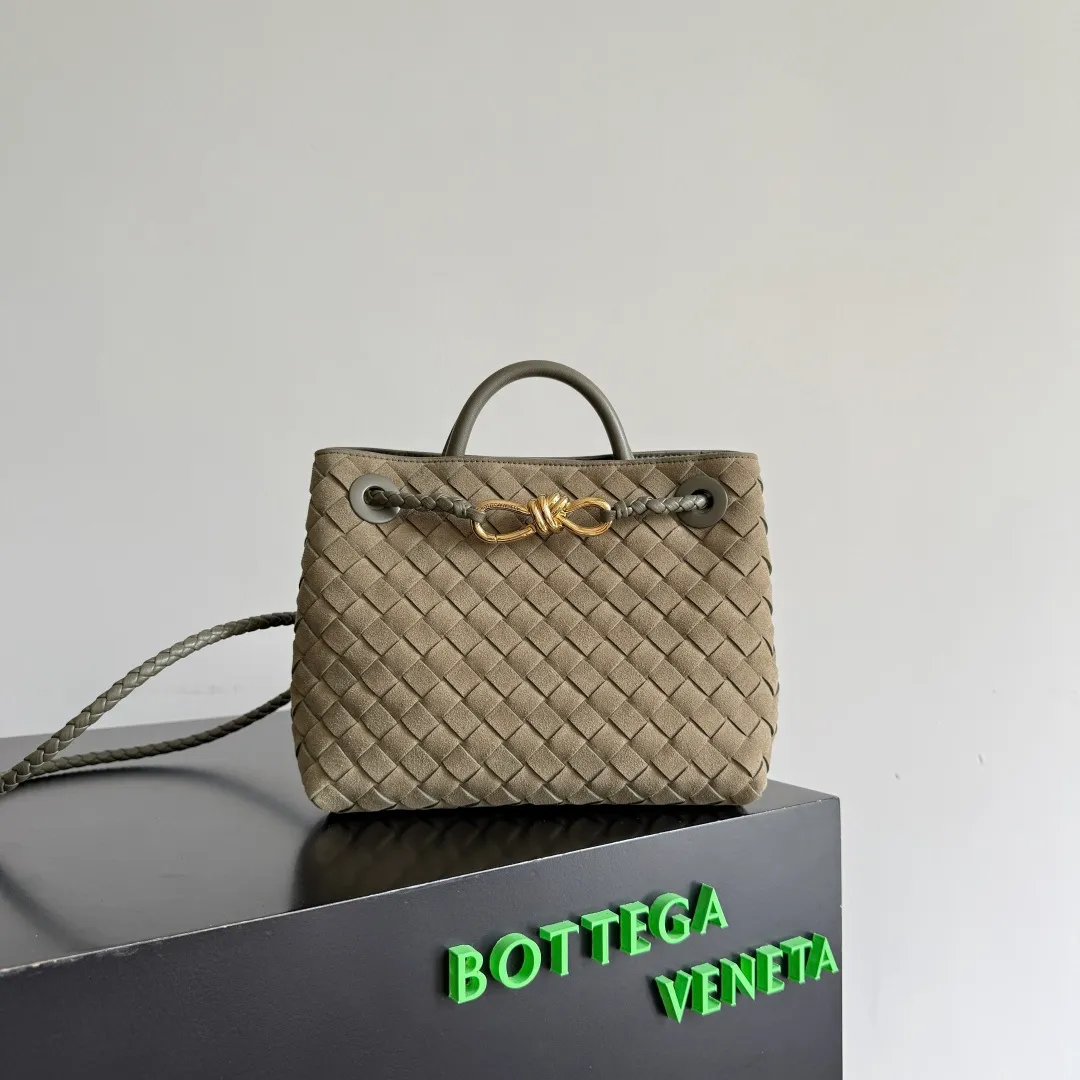 The 2023 new Andiamo batch of 1960 BV has been shipped‼ ️Really popular🔥The new Andiamo woven handbag launched by Bottega Veneta this season is really popular all over the world! ! Celebrities at home and abroad have worn it, and Oscar-winning actress Michelle Yeoh has taken it out on the street. Song Jia, Trai Yara, Yu Feihong, Sanji Ayaka, Rosie Hunting-Whiteley, Yoshioka Riho, etc. have all picked up this bag. It is classic and versatile, showing off its temperament, and the bag capacity is also large, which is very convenient for daily commuting! ! A variety of carrying methods, the shoulder straps can be adjusted by yourself, the original lambskin feels soft and delicate, and the neutral style is made to break gender boundaries and bring a more practical and longer-lasting use experience. Andiamo, which has both elegant and casual styles, perfectly interprets the true appearance of "fashionable old money style". Style number: 743568 (suede) Size: 25*22*10.5cm